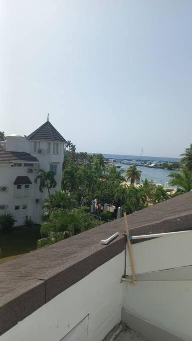 Modern Penthouse @ Sandcastles Ocho Rios Exterior photo