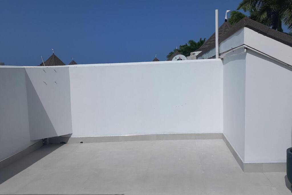 Modern Penthouse @ Sandcastles Ocho Rios Exterior photo