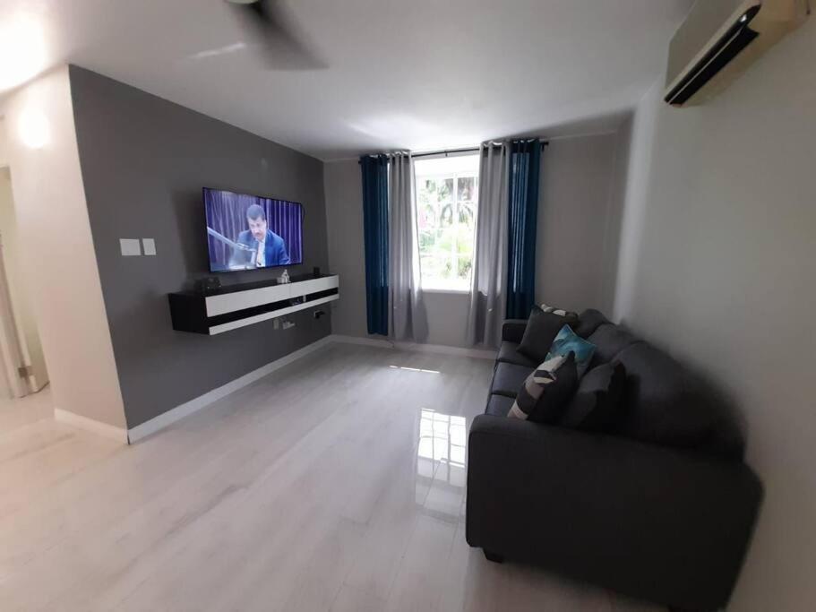 Modern Penthouse @ Sandcastles Ocho Rios Exterior photo