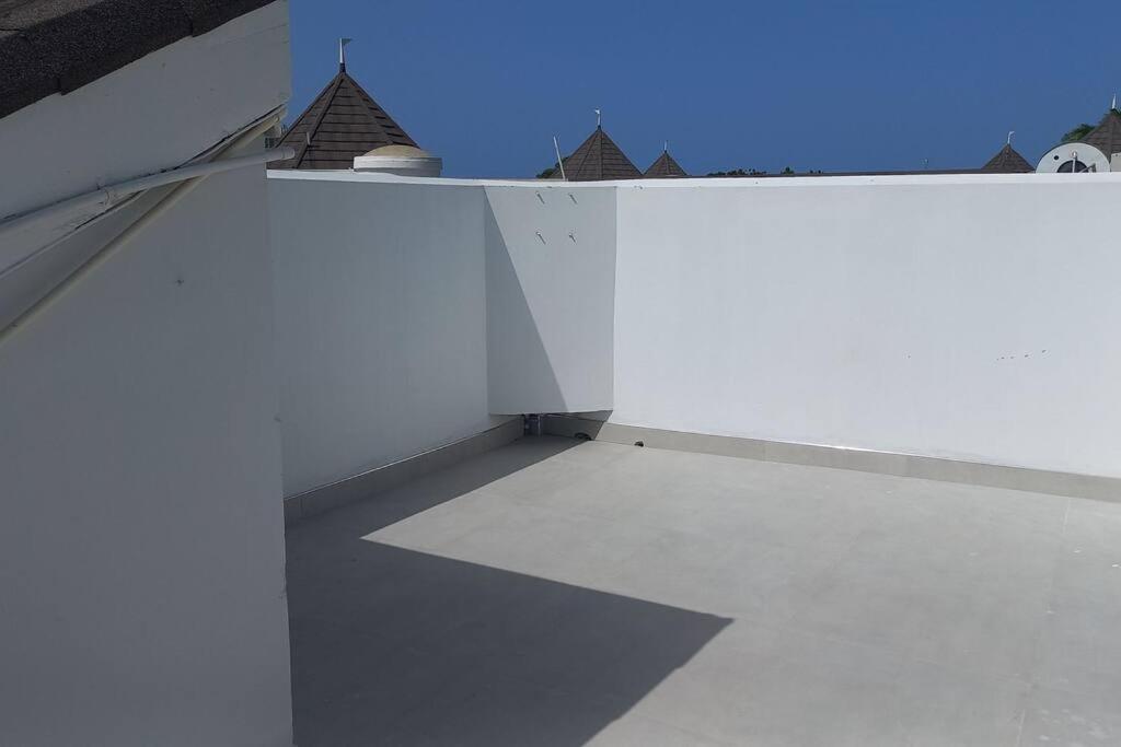 Modern Penthouse @ Sandcastles Ocho Rios Exterior photo